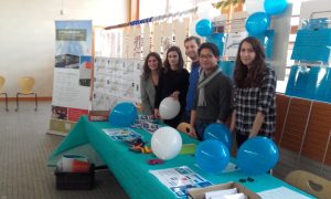 Le stand ECE alors que la mise en place se termine, M. Caty, intendant et soutien du BDE, aux côtés des Prépas.