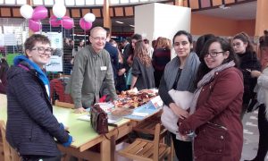 Le Forum a démarré. Le stand HK-KH, M. Darier, professeur d’Histoire entouré de ses anciennes étudiantes aujourd'hui dans des cursus très divers: Ecole de Commerce, Communication, Littérature Comparée.