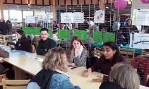 Cette année, les anciens sont intervenus dans les conférences et ont aussi tenu des stands: Max pour Diderot, Margaux pour le NCEP, Justine pour Versailles-Saint-Quentin.