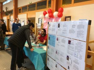 Ce sont les Prépas qui assurent la promotion de nos classes. Ici le stand MPSI/MP et les CV d'anciens.