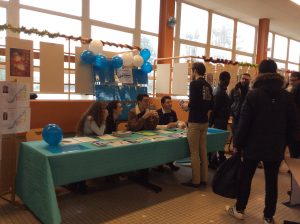Le stand ECE: les Prépas renseignent les lycéens mais échangent aussi avec les anciens venus représenter leur École de Commerce, ici Raphaël qui a intégré l'an passé Audencia.
