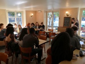 Rencontrer une éditrice dans un café du Quartier Latin, la grande classe!